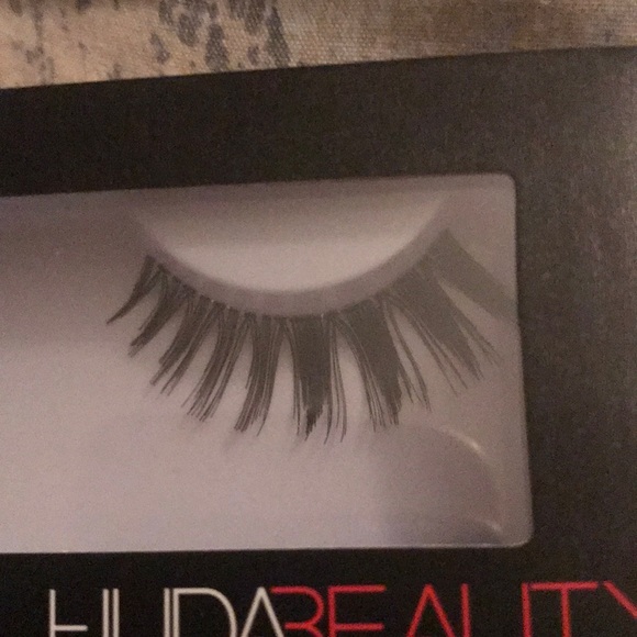 HUDA BEAUTY LASHES - Picture 2 of 4